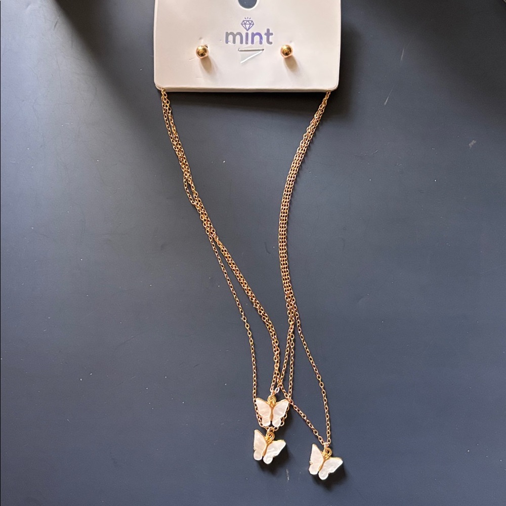 Elegant Gold or silvertone Butterfly Necklace - Picture 2 of 4